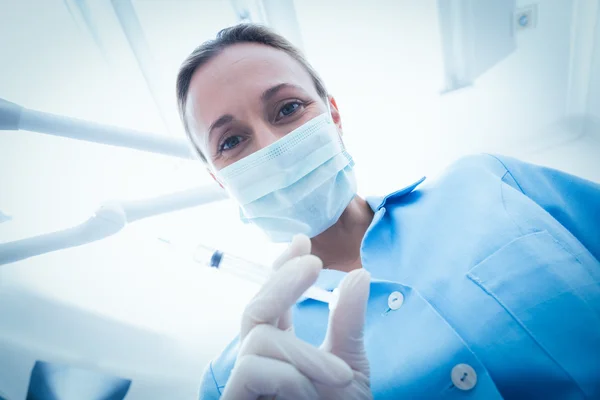 Női fogorvos, sebészeti maszk gazdaság injekció — Stock Fotó