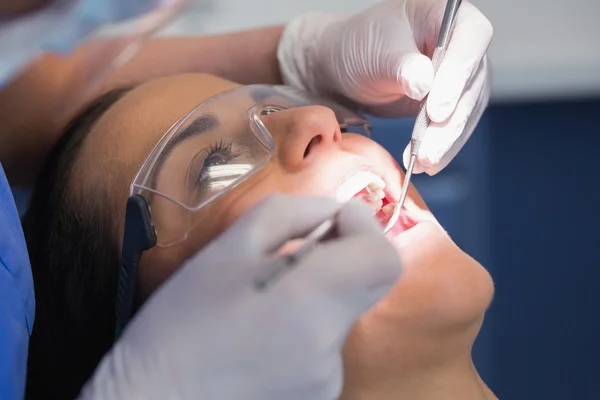 Dentist examining a patient — Stock Photo, Image