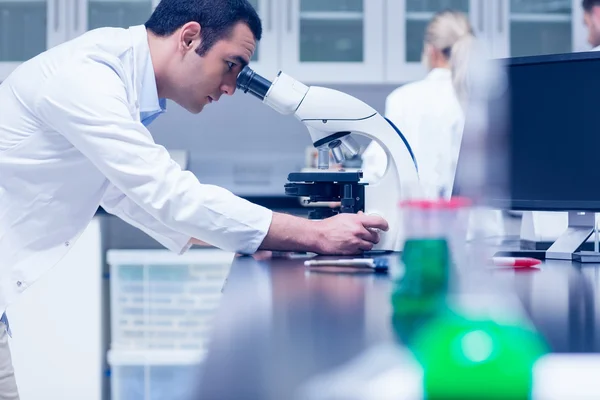 Science student working with microscope in the lab — Stock Photo, Image
