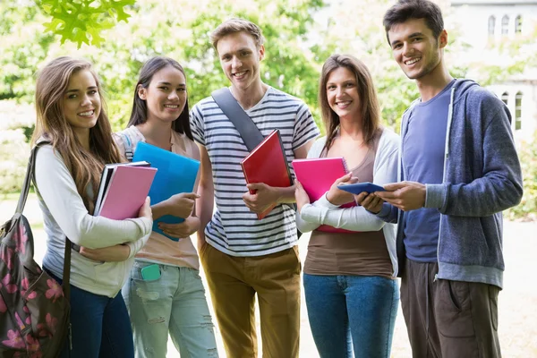 Estudantes felizes sorrindo para a câmera do lado de fora no campus Imagens Royalty-Free