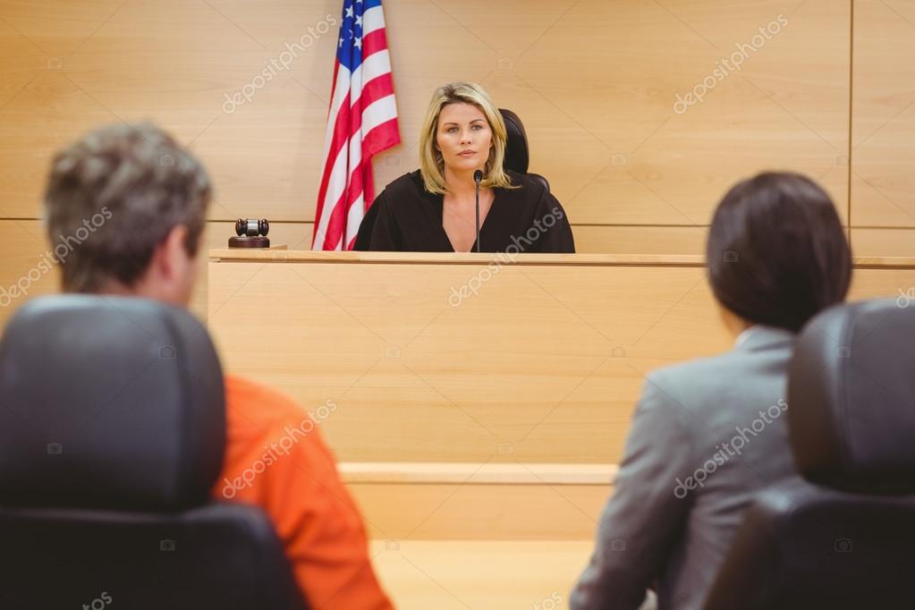 Judge and lawyer discussing the sentence for prisoner — Stock Photo
