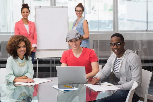 Mode student een presentatie geeft — Stockfoto