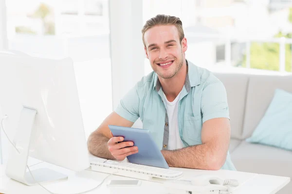 Lachende casual zakenman met behulp van Tablet PC — Stockfoto