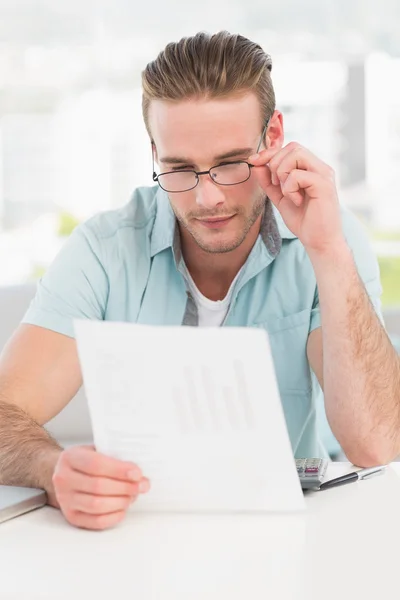 Geschäftsmann liest Dokument am Schreibtisch — Stockfoto