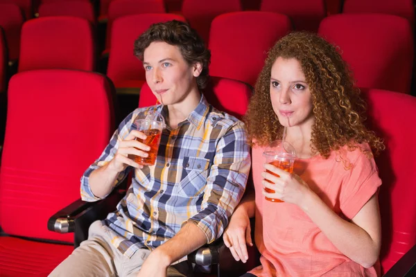 Jeune couple regardant un film — Photo