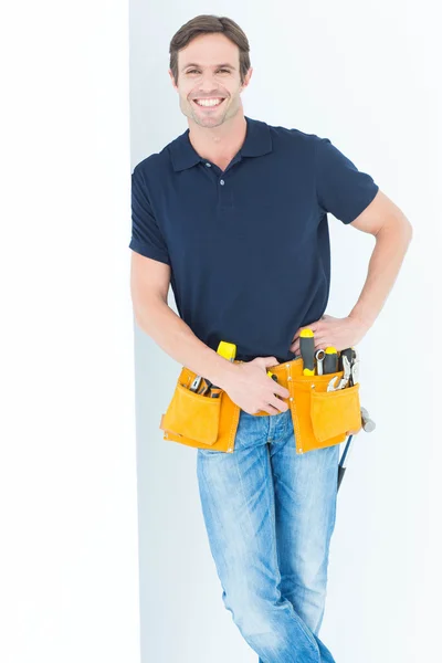 Homem com cinto de ferramentas em torno da cintura — Fotografia de Stock