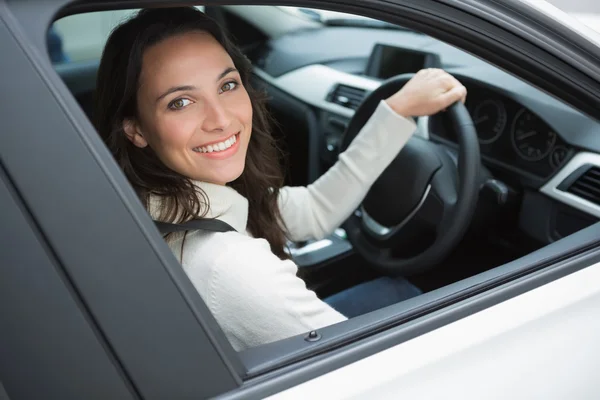 Mulher sorridente no banco dos motoristas — Fotografia de Stock