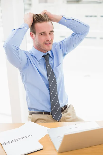 Stressad affärsman sitter vid sitt skrivbord — Stockfoto
