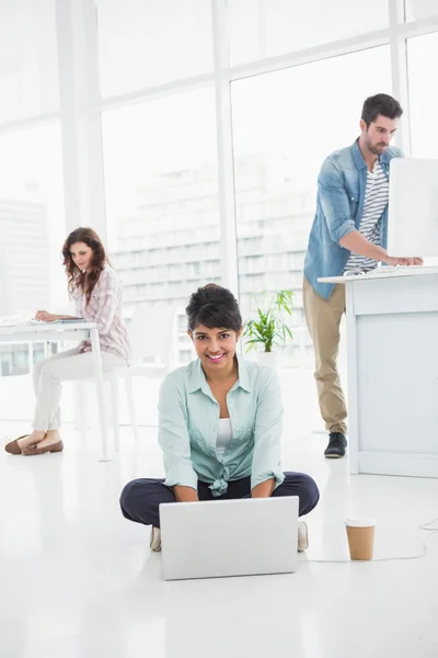 Empresaria sentada en el suelo usando laptop — Foto de Stock