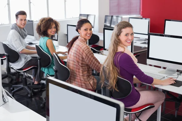 Estudiantes trabajando en sala de ordenadores — Foto de Stock