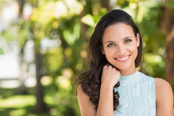 Elegante bruna sorridente alla fotocamera — Foto Stock