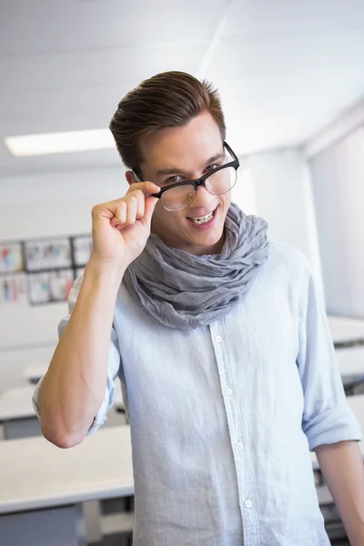 मुस्कुराते हुए छात्र अपने चश्मे पकड़े हुए — स्टॉक फ़ोटो, इमेज