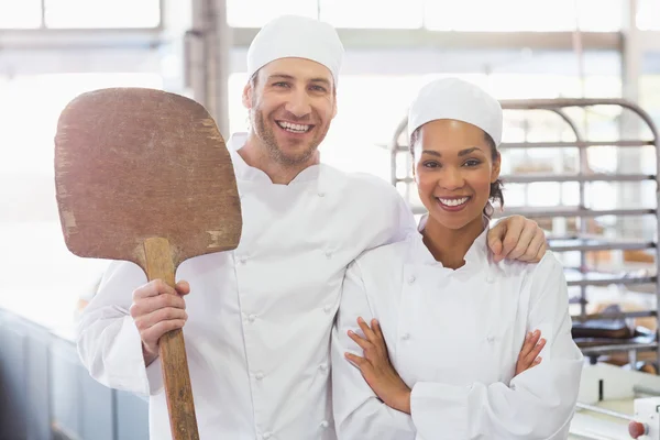 Bäckerteam lächelt in die Kamera — Stockfoto