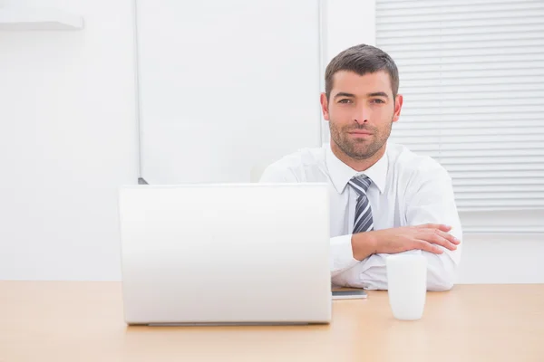 Affärsman på skrivbord — Stockfoto