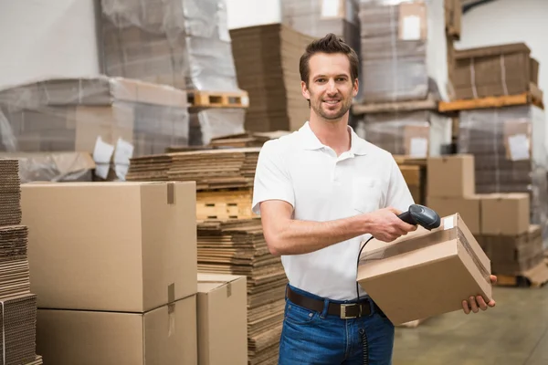 Arbeiter scannen Paket im Lager — Stockfoto