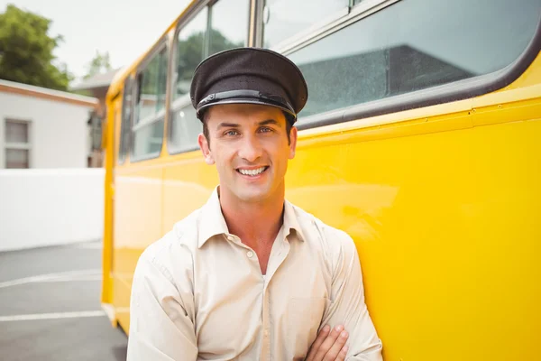 Kameraya bakarak gülümseyen otobüs şoförü — Stok fotoğraf