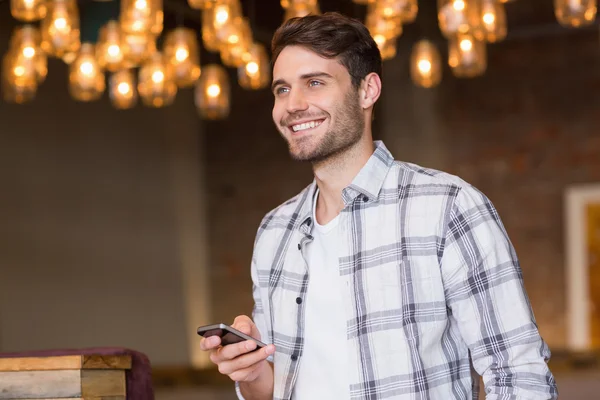 Junger Mann schickt SMS am Telefon — Stockfoto