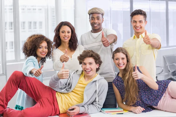 Estudantes de moda sorrindo para a câmera juntos — Fotografia de Stock