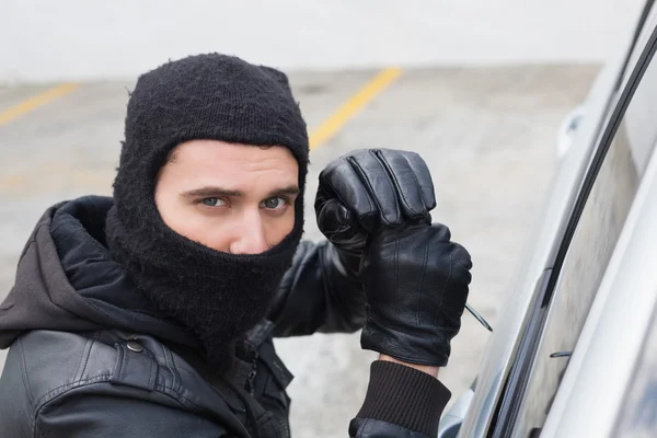 Bir arabaya girmiş hırsız — Stok fotoğraf
