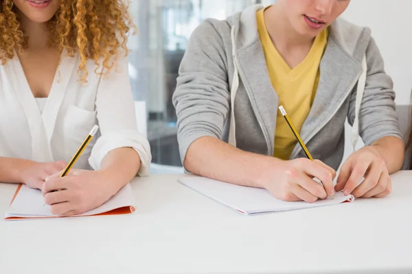 Estudantes que tomam notas na aula — Fotografia de Stock