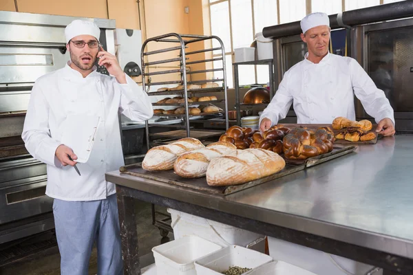 Αναστατωμένος baker πραγματοποίηση τηλεφωνικών κλήσεων — Φωτογραφία Αρχείου