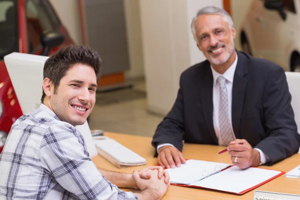 Hombre de negocios sonriente y cliente — Foto de Stock