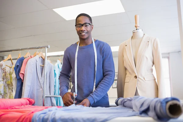 University student cutting fabric with a pair of scissors — Stock Photo, Image