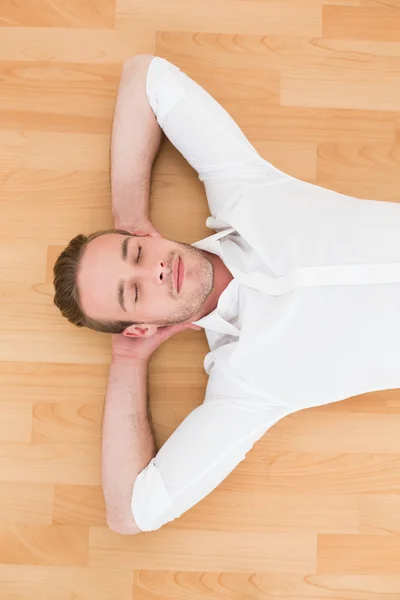 Homme couché sur le sol à la maison — Photo