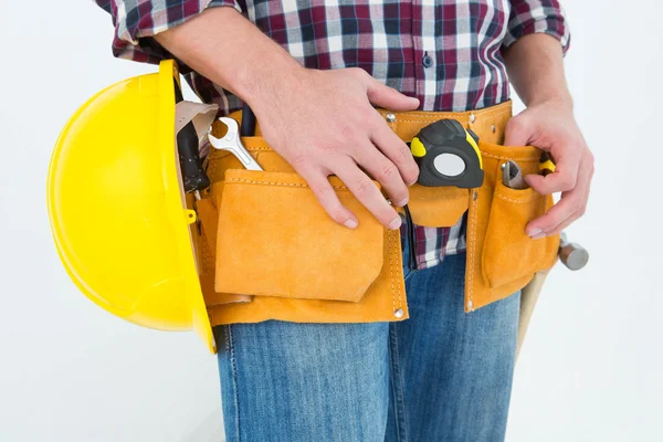 Handyman med verktyget bälte och handyman — Stockfoto