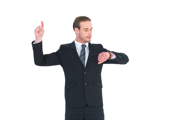 Geschäftsmann prüft mit erhobenem Zeigefinger die Zeit — Stockfoto