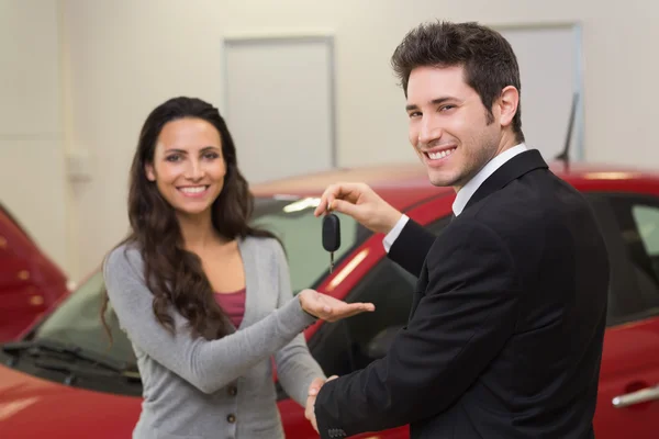 Empresário dando chave de carro — Fotografia de Stock