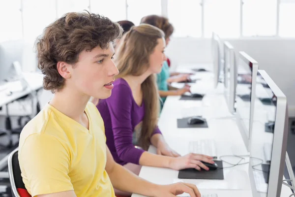 Studenter arbetar i datasal — Stockfoto