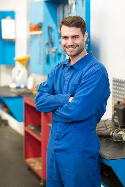 Mecánico sonriendo a la cámara — Foto de Stock