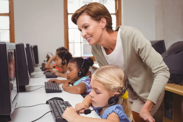 Mignonnes élèves en classe d'informatique avec professeur — Photo