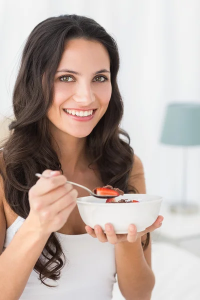 Brunette having breakfast in bed — Stock Photo, Image