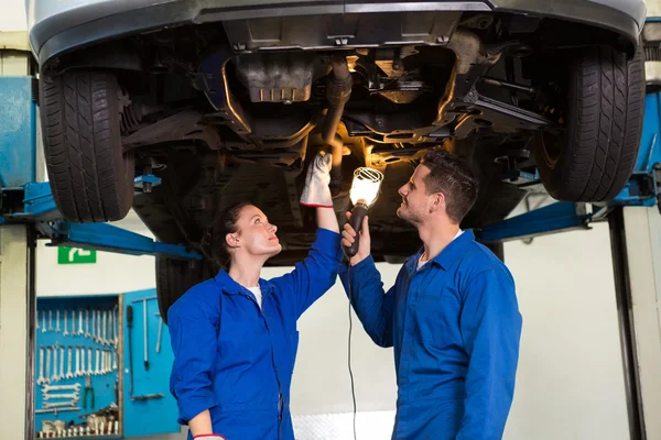 Mechaniker-Team arbeitet zusammen — Stockfoto