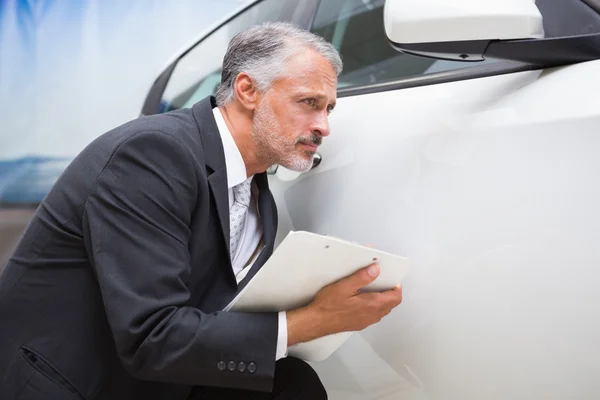 Uomo d'affari concentrato a guardare la carrozzeria — Foto Stock