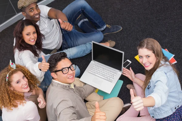 Étudiants en mode travaillant en équipe — Photo