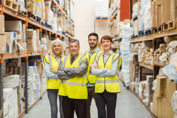 Lächelndes Lagerteam mit verschränkten Armen — Stockfoto