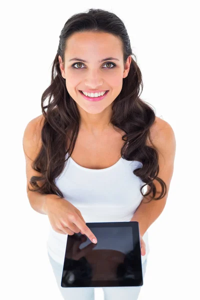 Půvabná brunetka pomocí počítače tablet pc — Stock fotografie