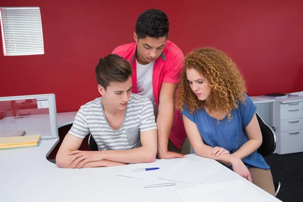 Studenti seri che lavorano insieme — Foto Stock