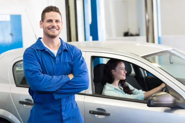 Mechanic smiling at the camera — Stock Photo, Image