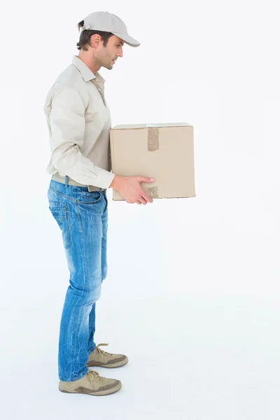 Entrega homem transportando caixa de papelão — Fotografia de Stock