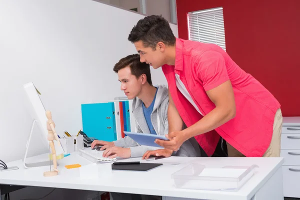 Schüler nutzen gemeinsam Computer und Tablet — Stockfoto