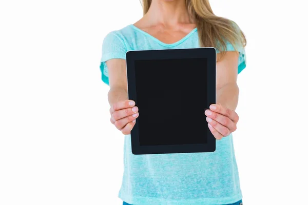 Frau zeigt Tablet-PC — Stockfoto