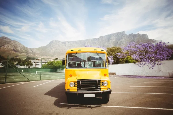 노란색 스쿨 버스 기다리는 학생 — 스톡 사진