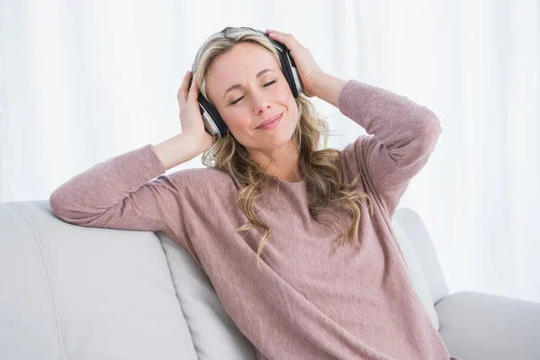 Loira desfrutando e ouvindo música — Fotografia de Stock