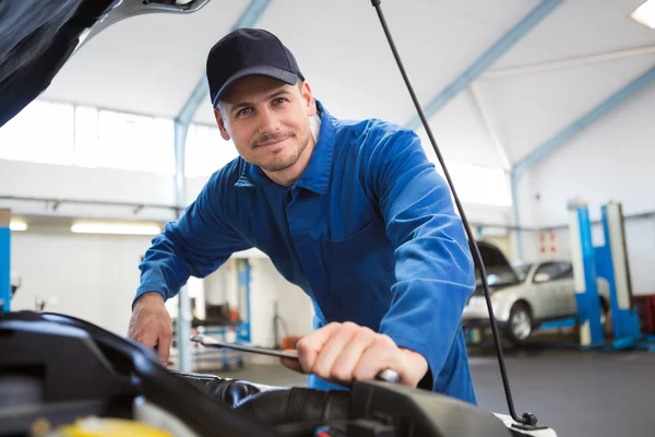 Mechaniker untersucht unter Motorhaube des Autos — Stockfoto