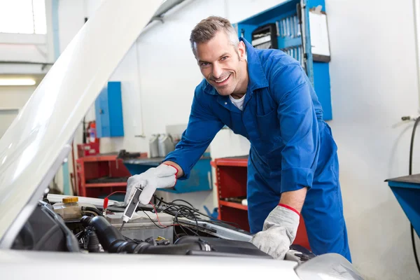 Mechanic werken onder de motorkap — Stockfoto