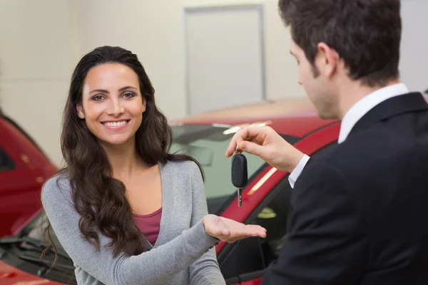 Zakenman geven auto sleutel — Stockfoto